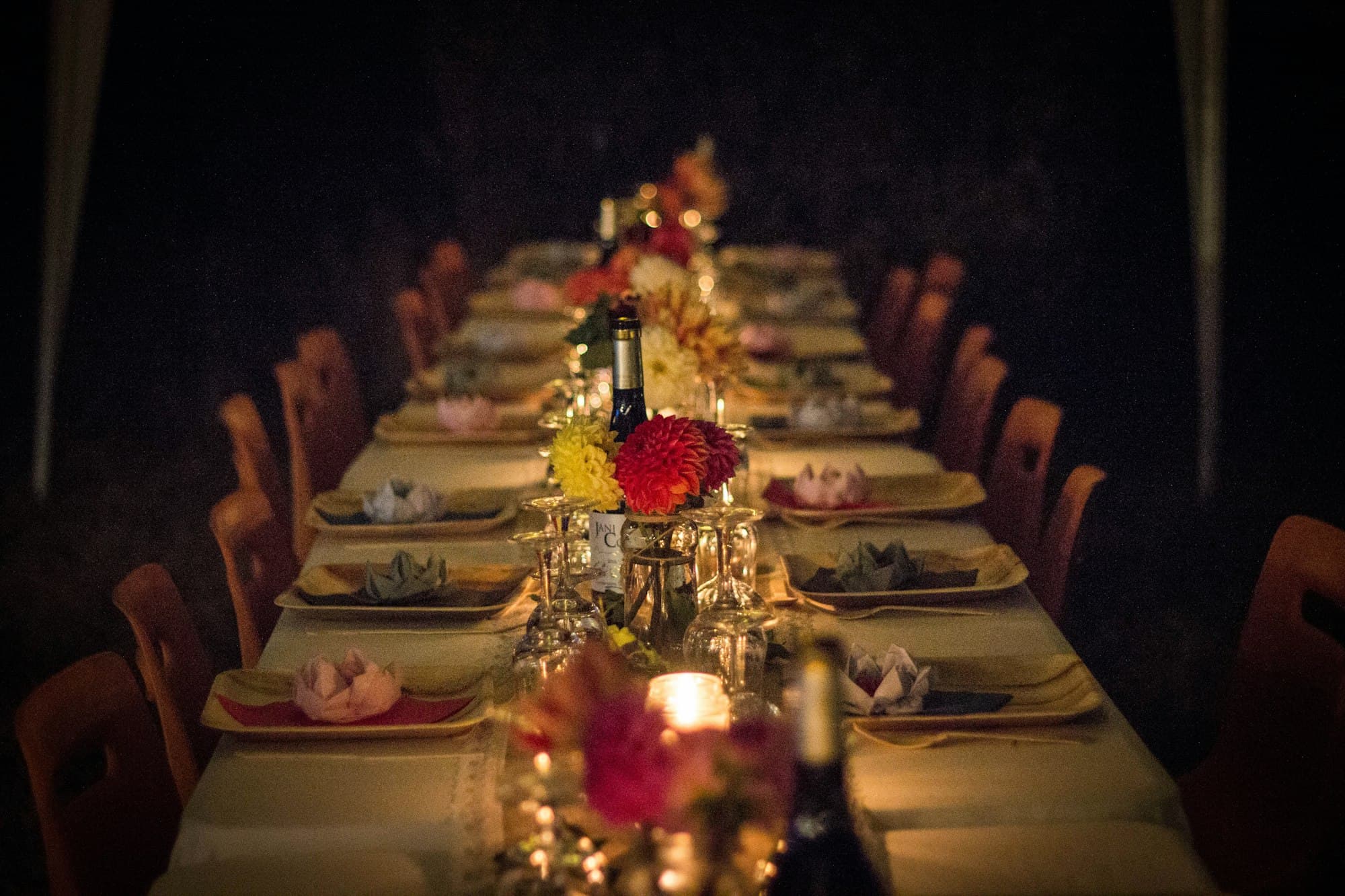 Festlich gedeckte lange Tafel mit Kerzen und Blumen