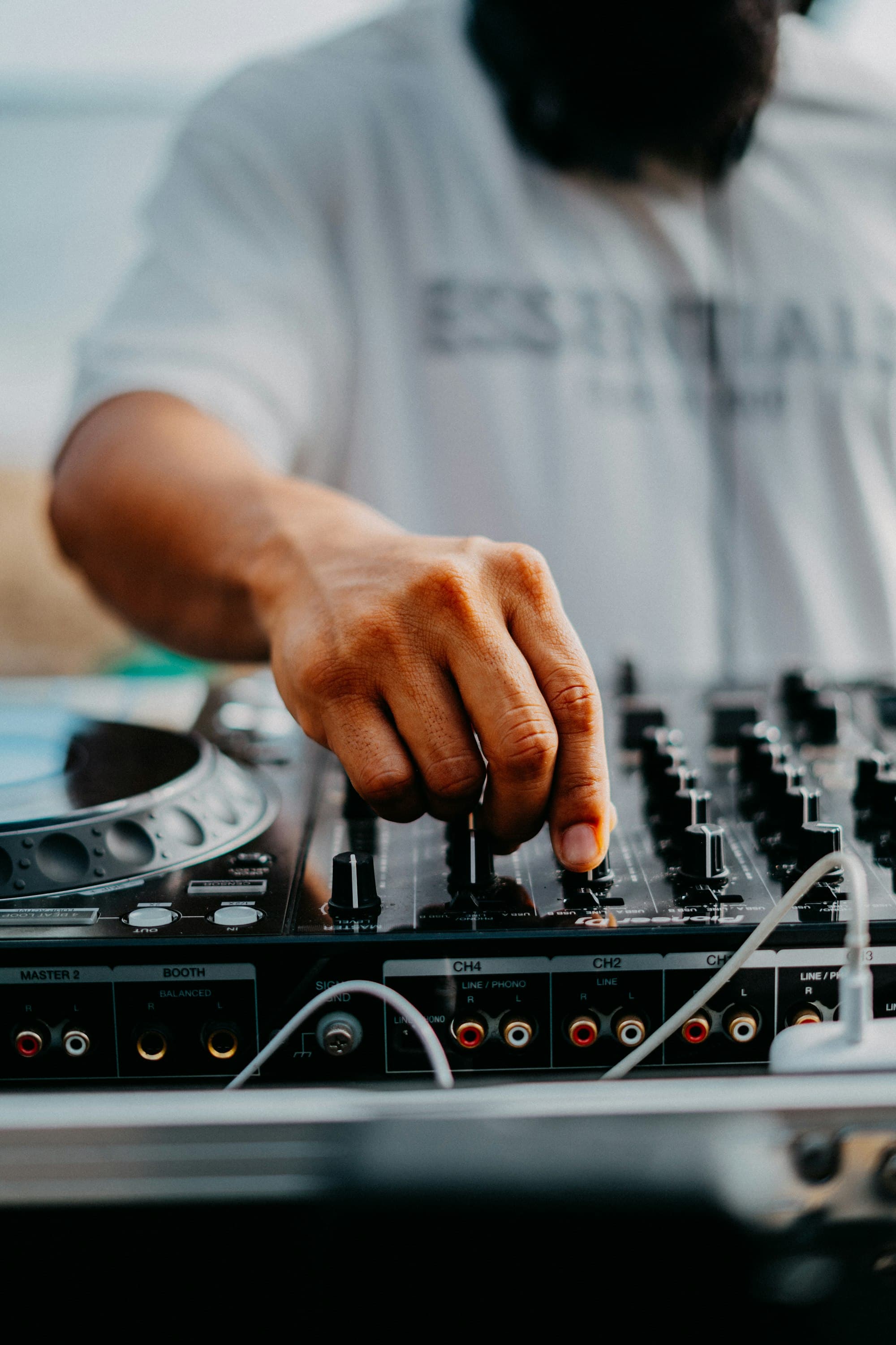 Hand eines DJs am Mischpult